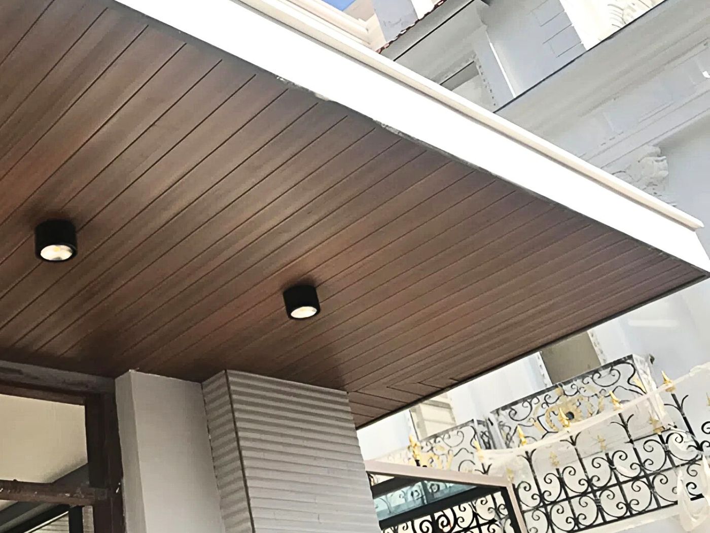 Gỗ nhựa là gì? Ốp trần